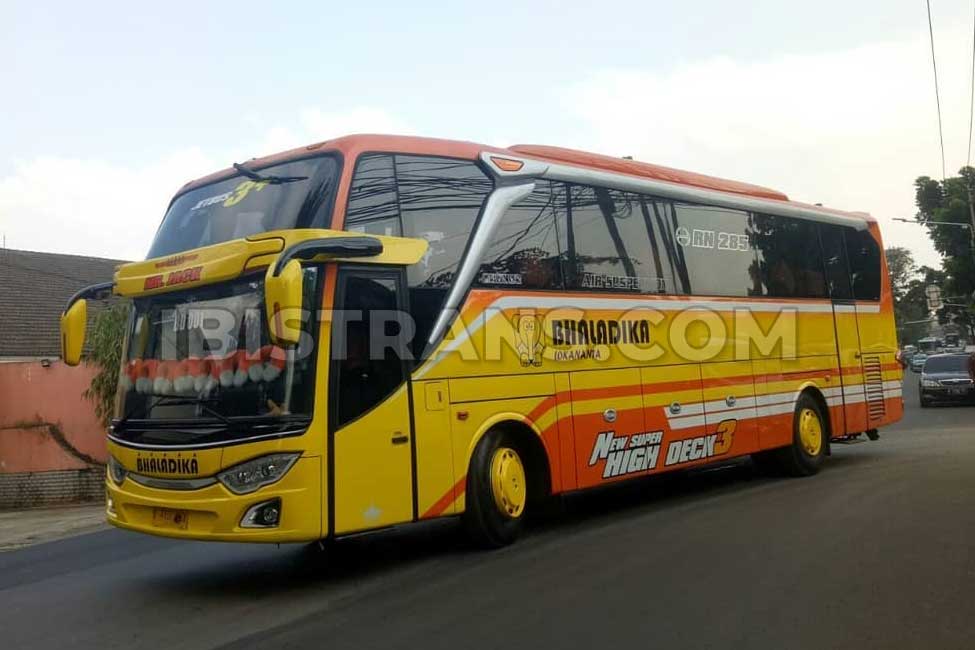 Bus Pariwisata Warna Orange